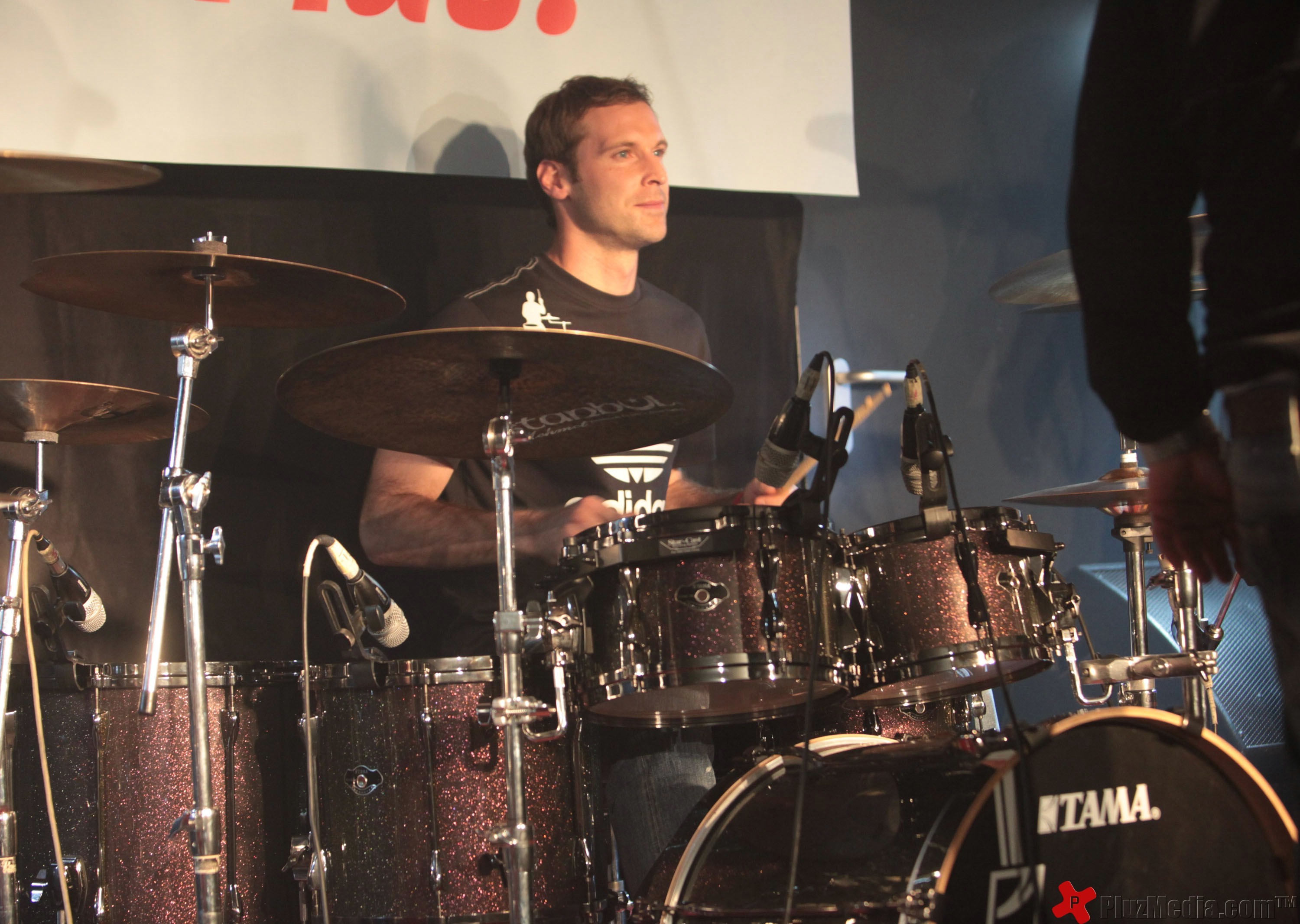 Petr Cech plays the drums with Czech rock band 'Eddie Stoilow' - Photos | Picture 98790